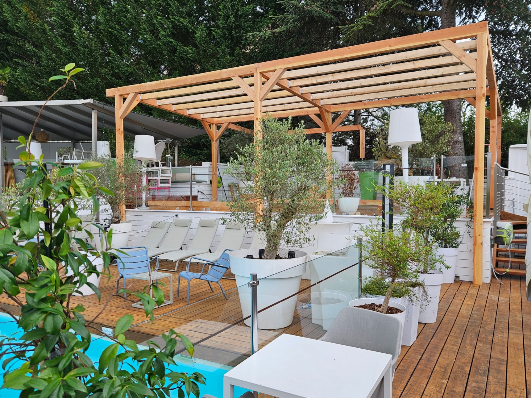 Pergola bois au-dessus d'une terrasse de piscine