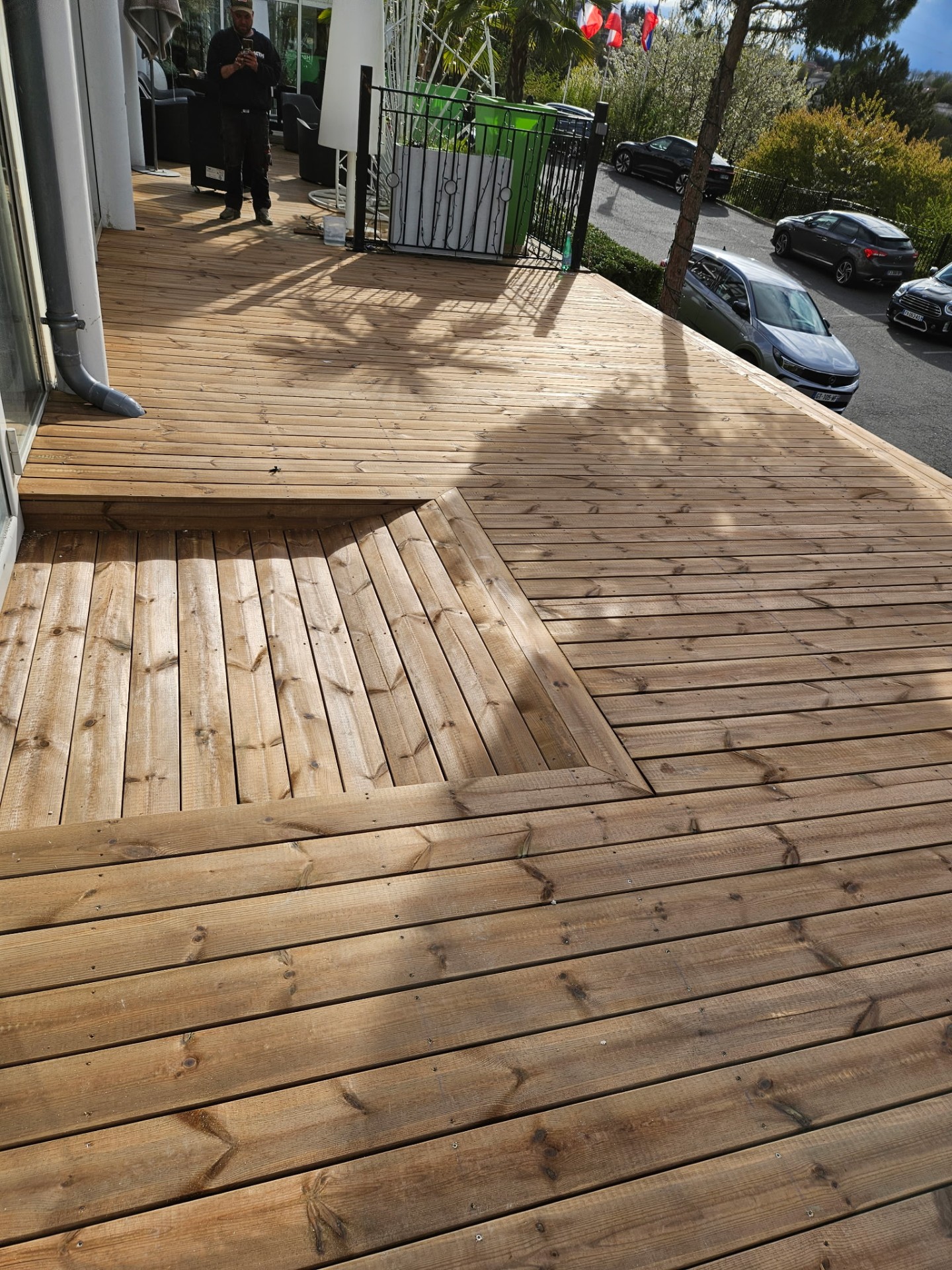 Détail d'une terrasse bois avec trappe d'accès